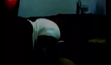 Slutty મદદ કરે છે તેના ભાઇ છુટકારો મેળવવા માટે નિઃશુલ્ક પોર્ન વિદ્યાર્થીઓ એક ઉત્થાન